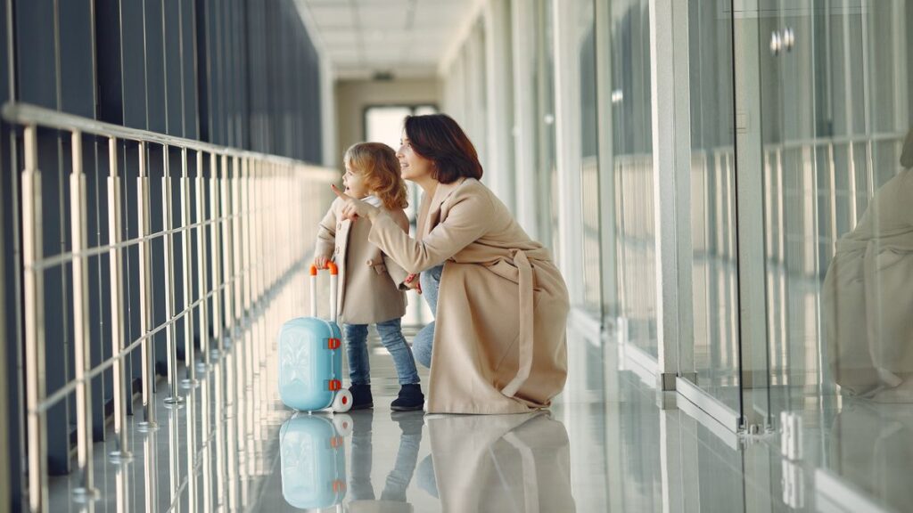 child-minor-airport-4173218