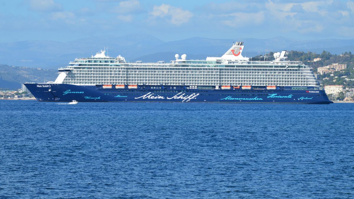 Cruise liner departing a US port
