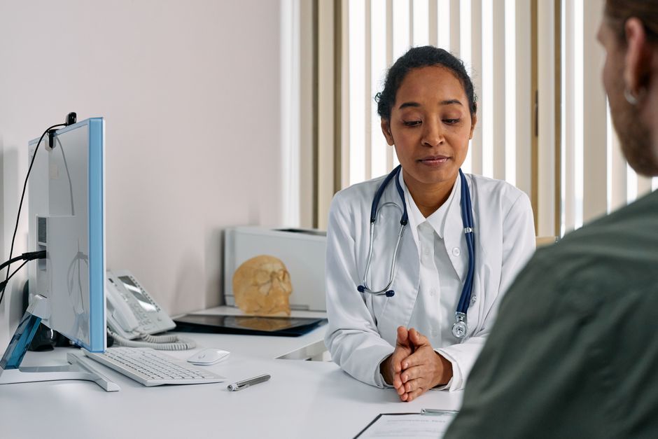 Doctor consulting a patient who travelled on an ESTA for medical treatment