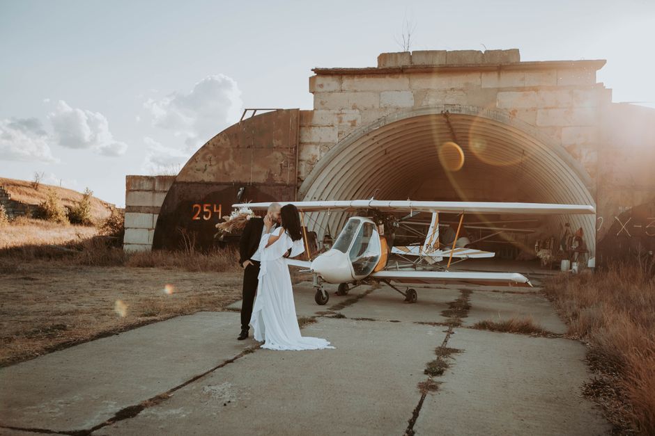 Newlyweds at the airport leaving the US within their 90-day ESTA stay
