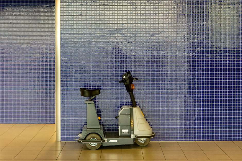 Traveler receiving airport assistance before medical treatment in the USA on an ESTA