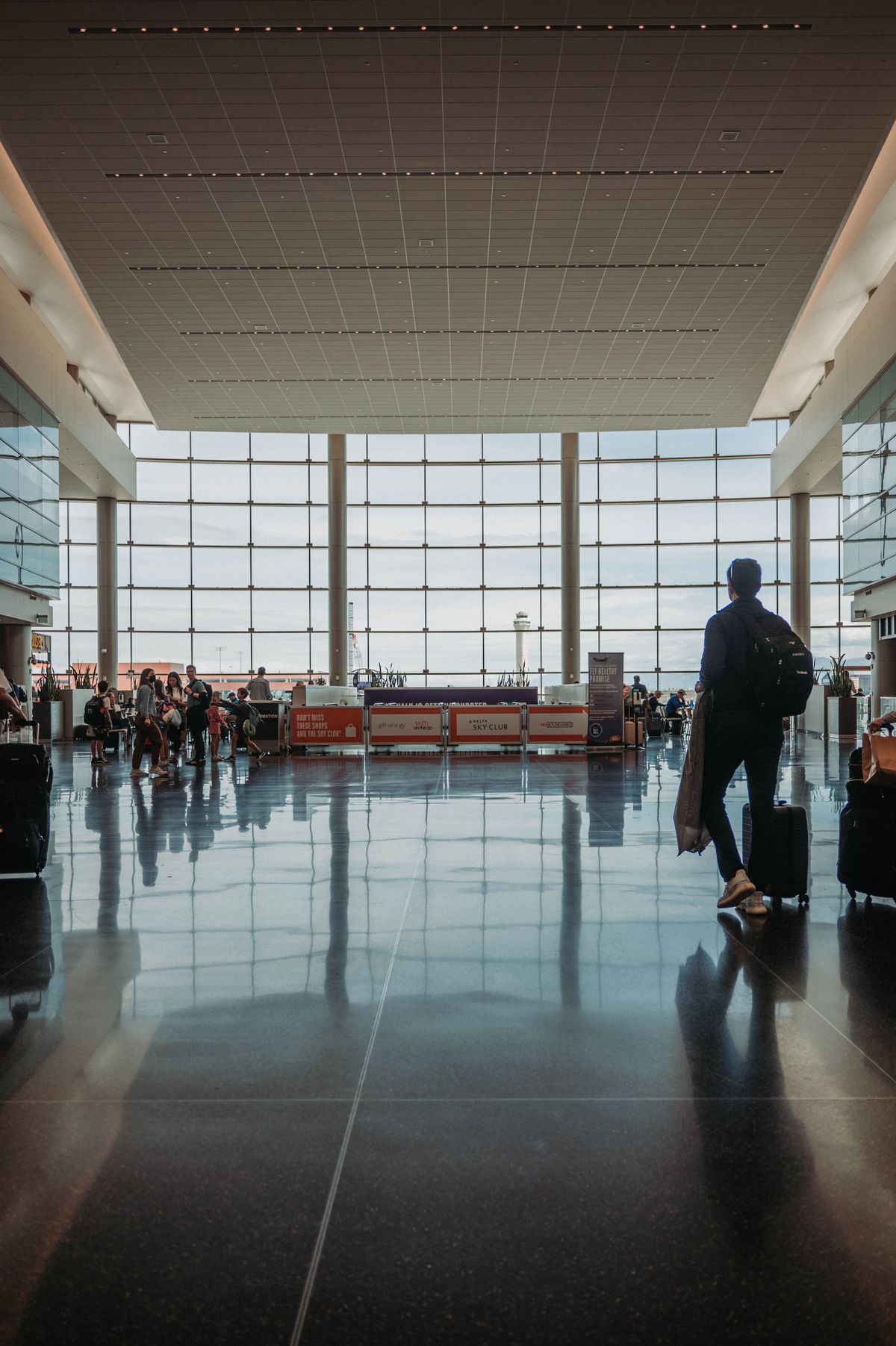 Connecting passenger in a US airport transit area