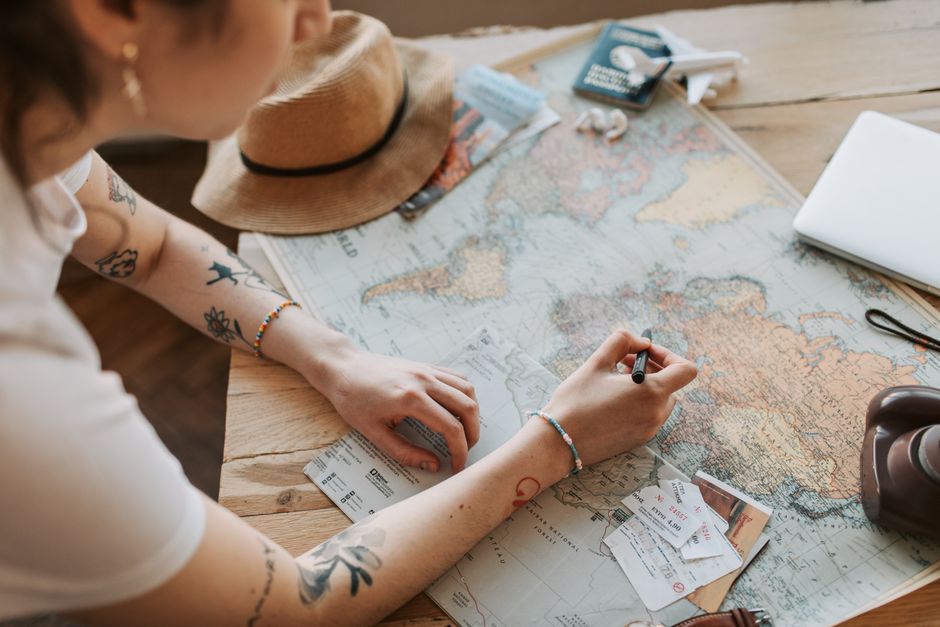 Traveler applying for an ESTA on a laptop with a calendar showing the trip date