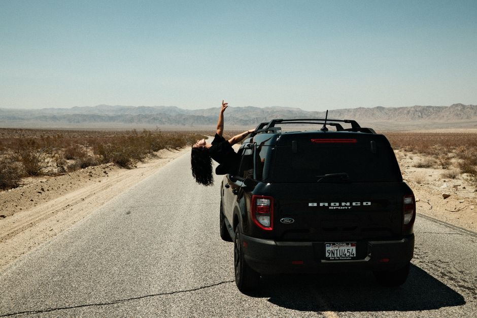 Driver holding a foreign driving licence at the wheel of a rental car on a US highway