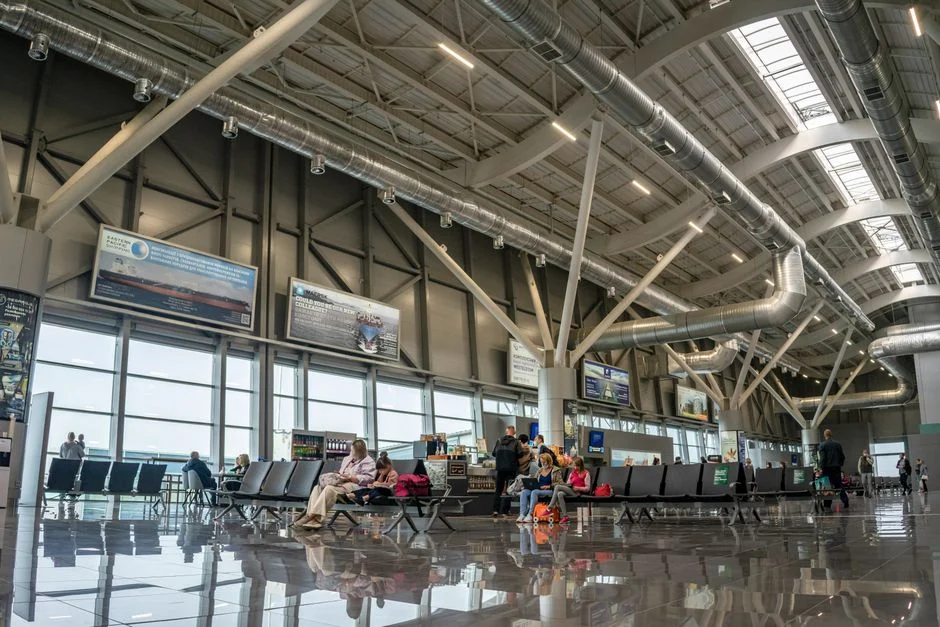 Quiet US airport terminal at night representing overnight layovers for ESTA visitors in 2026