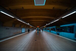 Busy US subway platform where ESTA visitors ride public transit between city sights