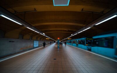 Busy US subway platform where ESTA visitors ride public transit between city sights